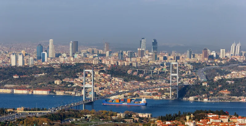 İstanbul şehrinden manzara — sismik aktivite haritası ile birlikte